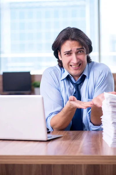 Junge Angestellte unzufrieden mit exzessiver Arbeit — Stockfoto