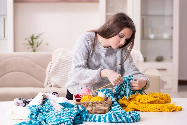 Young beautiful woman knitting at home — Stock Photo, Image