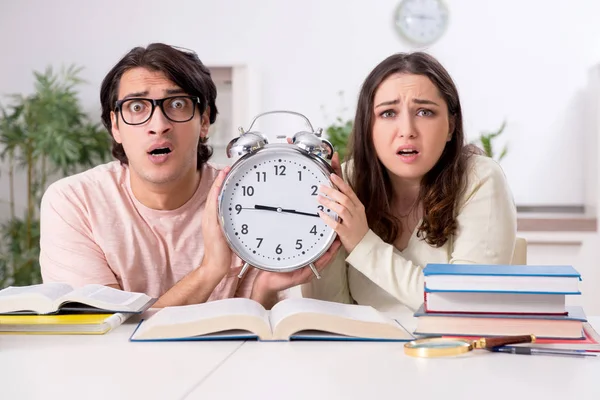 Estudantes se preparando para o exame juntos em casa — Fotografia de Stock