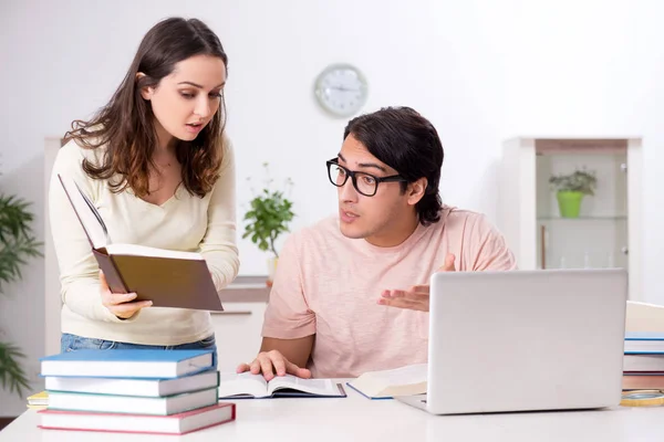 Estudiantes preparándose para el examen juntos en casa — Foto de Stock