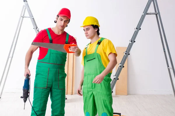 Två anställda entreprenörer arbetar inomhus — Stockfoto