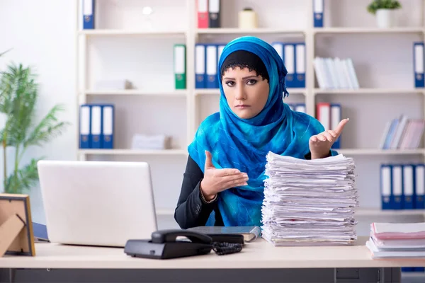 Mitarbeiterin im Hidschab bei der Arbeit im Büro — Stockfoto