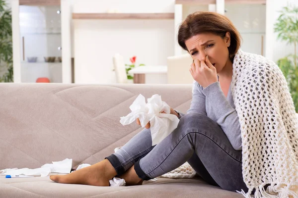 Malade femme d'âge moyen souffrant à la maison — Photo