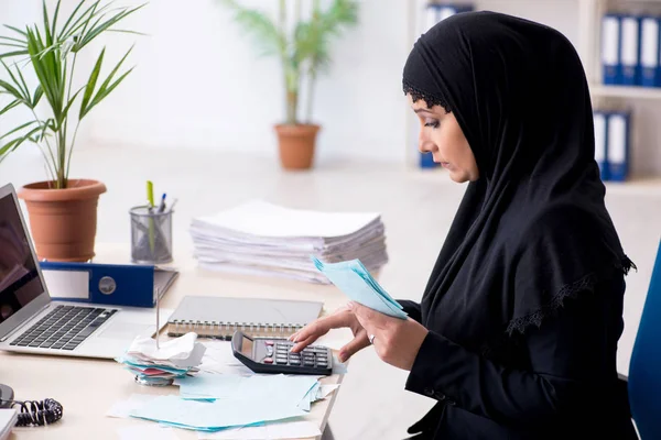 Kvinnlig anställd bokhållare i hijab arbetar på kontoret — Stockfoto