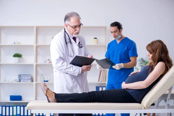 Deux médecins examinant une jeune femme — Photo