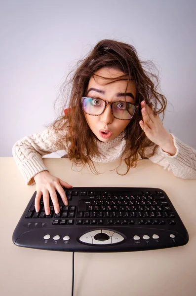 컴퓨터에서 일하는 괴짜 여자 — 스톡 사진