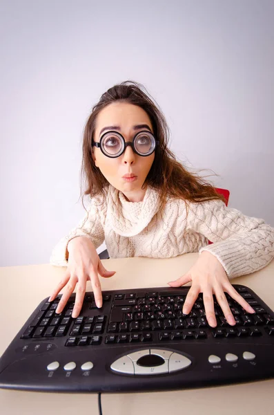 Grappig nerd meisje werken op de computer — Stockfoto