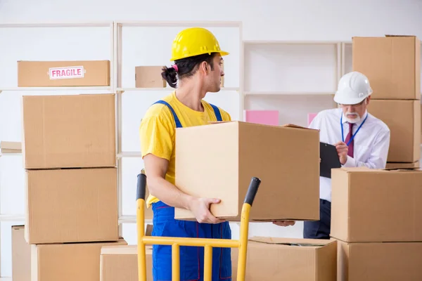 Professionele verhuizers doen verhuizing — Stockfoto