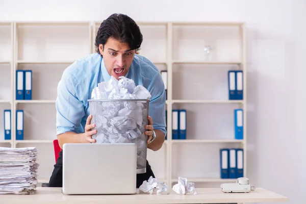 Geschäftsmann lehnt neue Ideen mit vielen Papieren ab — Stockfoto