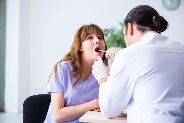 Ung patient besökande doktor otolaryngologist — Stockfoto