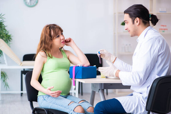 Молодая беременная женщина с концепцией переливания крови