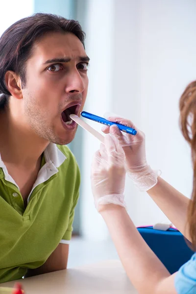 Paciente joven que visita al médico otorrinolaringólogo — Foto de Stock