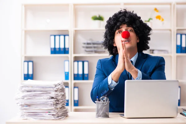 Jovem palhaço empresário que trabalha no escritório — Fotografia de Stock