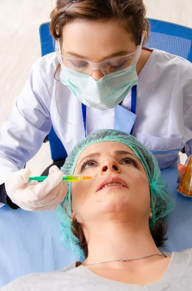 Mulher se preparando para cirurgia plástica estética — Fotografia de Stock