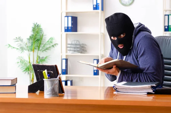 Hombre ladrón en pasamontañas en la oficina — Foto de Stock