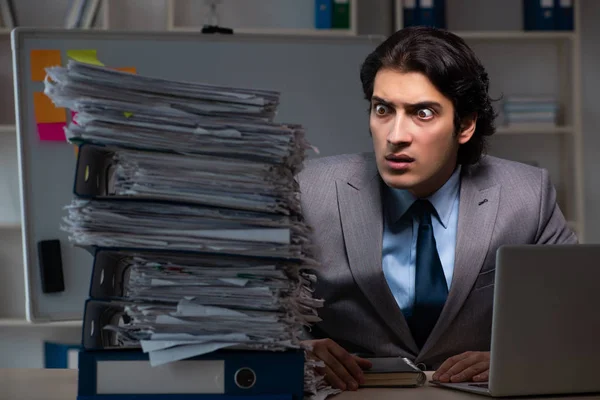 Ung manlig anställd jobbar sent på kontoret — Stockfoto