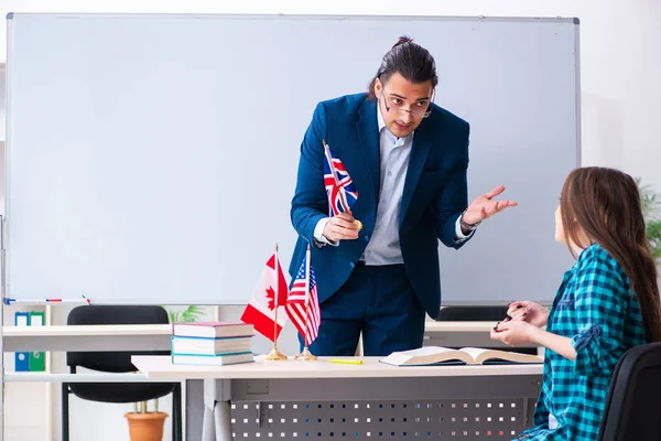 Professor de inglês masculino e estudante do sexo feminino em sala de aula — Fotografia de Stock