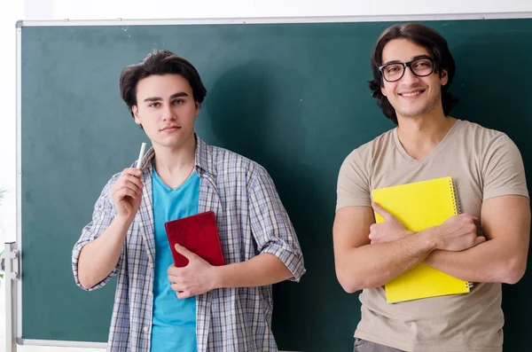 Két férfi diák az osztályteremben. — Stock Fotó