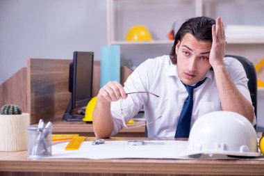 Ofiste çalışan genç erkek mimar.
