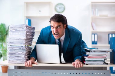 Genç bir erkek işçi aşırı işten memnun değil.