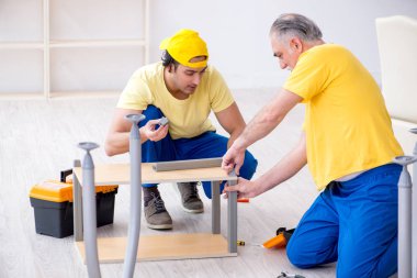 İki müteahhit marangoz içeride çalışıyor.