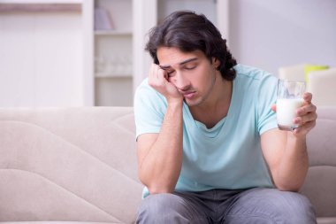 Genç adam alerjiden muzdarip.