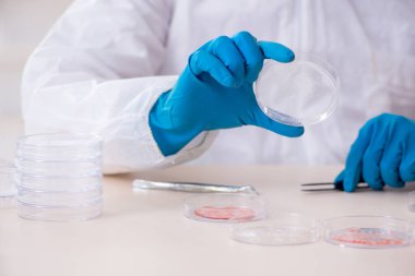 Laboratuvarda çalışan genç bir kimyager.