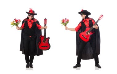 Karnaval paltolu genç adam beyazlar içinde soyutlanmış.