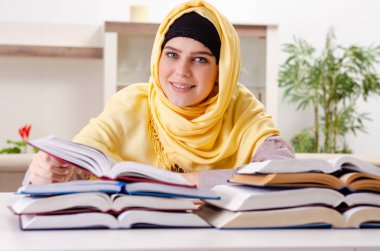 Sınavlara hazırlanan tesettürlü kız öğrenci