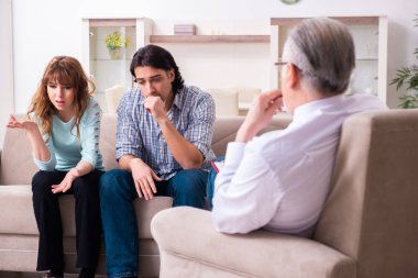 Genç çift, uzman doktor psikologu ziyaret ediyor.