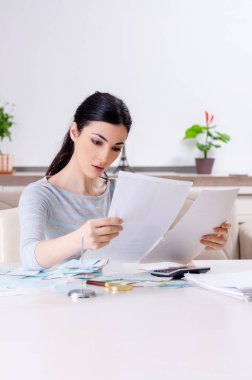 Bütçe planlama konseptinde genç kadın