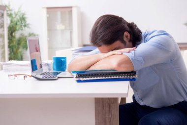 Evde çalışan genç bir erkek.