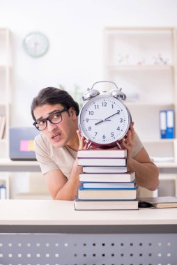 Evde sınava hazırlanan genç bir erkek öğrenci.