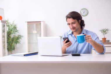 Evde çalışan genç bir erkek.