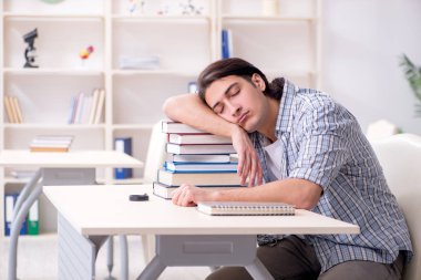 Evde sınava hazırlanan genç bir erkek öğrenci.