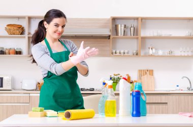 Ev işi yapan genç bir kadın müteahhit.