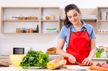 Mutfakta sebzeli genç bir kadın.