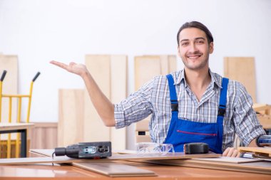 Genç erkek marangoz içeride çalışıyor.