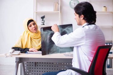 Kadın Arap hasta, erkek doktoru ziyaret ediyor.