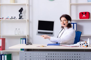 Teletıp konseptinde orta yaşlı kadın doktor