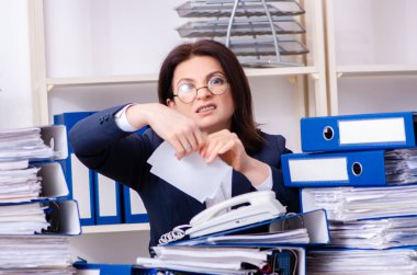 Orta yaşlı iş kadını aşırı işten memnun değil.