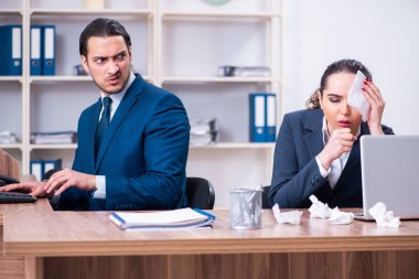 İki çalışan işyerinde acı çekiyor