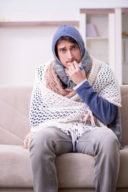 Genç adam evde acı çekiyor.