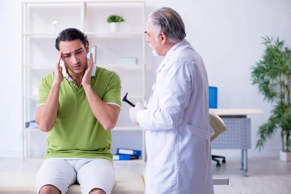 Paciente do sexo masculino médico otorrinolaringologista visitante — Fotografia de Stock