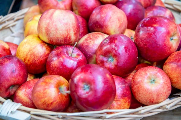 Apples at the market display stall — Stock Photo, Image