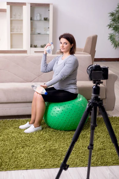 Mulher grávida blogueira fazendo exercícios físicos — Fotografia de Stock