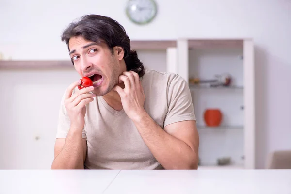 Hombre joven que sufre de alergia — Foto de Stock