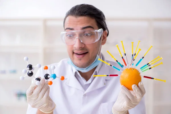 Male nutrition expert testing food products in lab — Stock Photo, Image