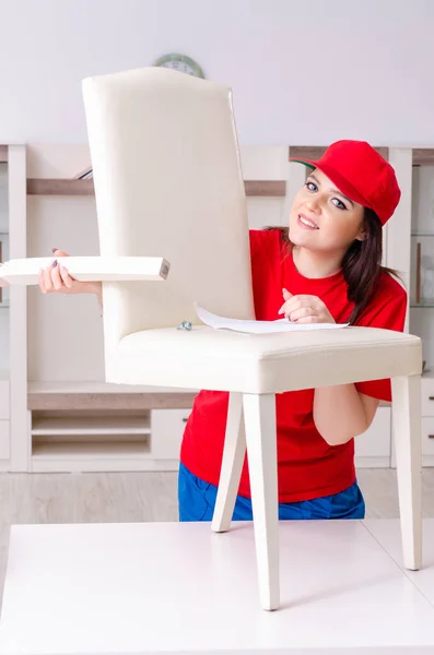 Jeune femme réparer chaise à la maison — Photo