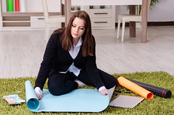 Diseñadora femenina trabajando en la oficina —  Fotos de Stock